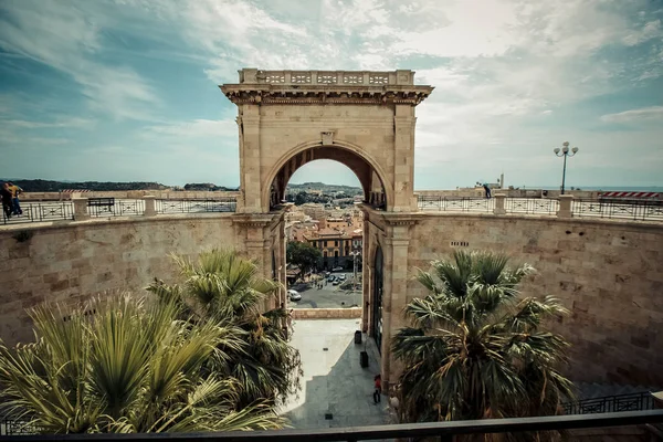 Italien Cagliari city, historiska centrum hus och parker, Europa semester, sommar sevärdheter byggnader och träd — Stockfoto