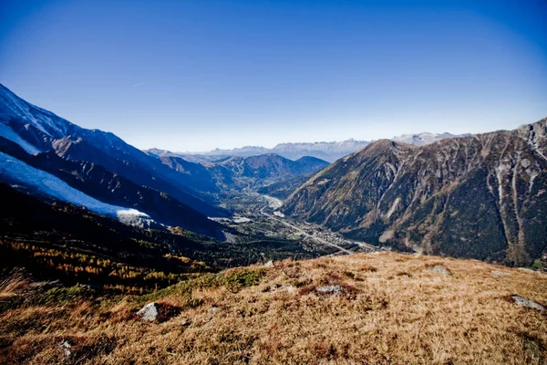 Montañas nevadas en Suiza cerca de Ginebra, cielo azul, naturaleza Eurone, piedras y aire fresco — Foto de Stock
