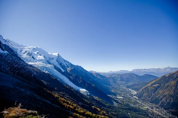 Strahlende Sonne in schneebedeckten Bergen in der Schweiz bei Genf, blauer Himmel, eurone Natur, Steine und frische Luft — Stockfoto