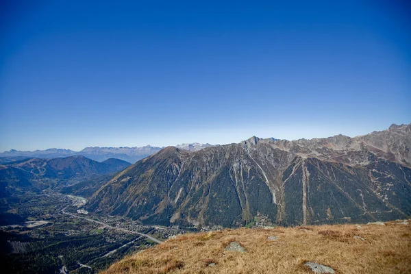 İsviçre Cenevre, mavi gökyüzü, Eurone doğa, taşlar ve temiz hava yakınındaki SnowLy dağlar — Stok fotoğraf