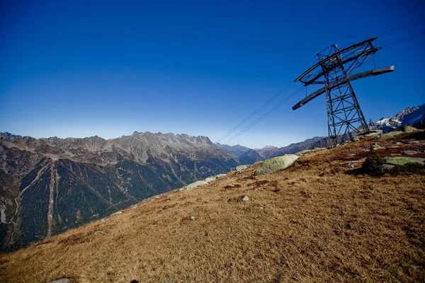 Ski hissar i snowly bergen i Schweiz nära Genève, blå himmel, Eurone naturen, stenar och frisk luft — Stockfoto