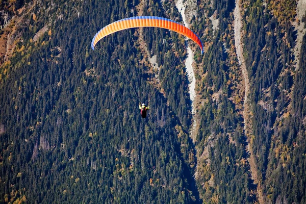 Παραπέντε, πτήση paraplane στην Ελβετική moiuntains, ακραίο άθλημα με περιπέτειες — Φωτογραφία Αρχείου