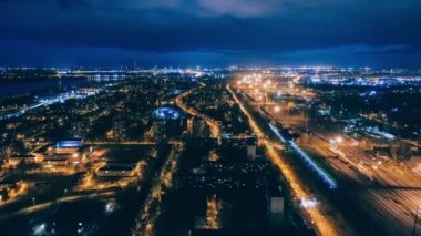 Gece dron Hypperlapse Riga şehir, kasaba Timelapse, blok daireler, yavaş uçuş, yaşam konut, Emlak, Letonya