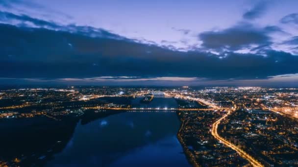 Nacht Drohnenwolken Hypperlapse in Riga Stadt, Stadt Zeitraffer, Wohnblock, langsamer Flug, Wohnhäuser, Dugava Fluss, Lettland — Stockvideo