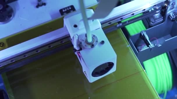 3D tisk pomocí Abs plast, modrý led design, tisk výroba, cnc stroj, malý model vyrábí, domácí technika — Stock video