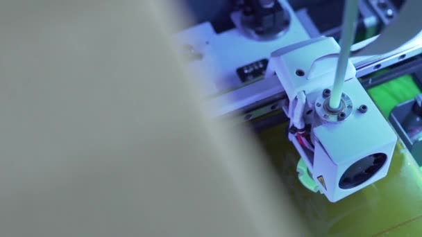 3D printen met behulp van Abs kunststof met blauw led ontwerp, print productie, cnc machine, klein model produceren, technologie voor thuis — Stockvideo