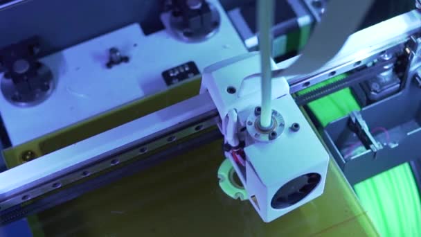 Stampa 3D utilizzando plastica ABS, design a led blu, produzione di stampa, macchina cnc, produzione di piccoli modelli, tecnologia domestica — Video Stock