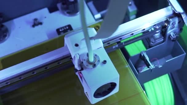 Impresión 3D usando plástico ABS, diseño llevado azul, fabricación de la impresión, máquina del CNC, producción de modelo pequeño, tecnología casera — Vídeo de stock