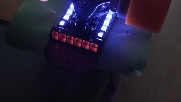 Longboard eléctrico llevó la iluminación, el patín de carbono, el tablero, ensamblando el proyecto hecho a sí mismo — Vídeo de stock