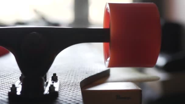 Longboard montaje de piezas Longboard para el montaje de patín eléctrico, tablero de escritorio de carbono, proyecto hecho a sí mismo — Vídeos de Stock