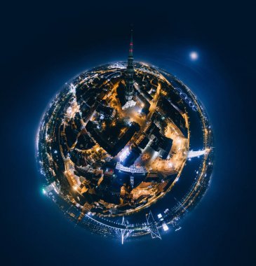 Eski Riga gece gezegen. Riga şehir sanal gerçeklik için 360 Vr dron resim Köprüsü yollar