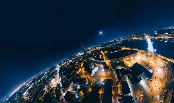 Oude Riga nacht planeet. Brug wegen in Riga stad 360 Vr Drone foto voor virtuele werkelijkheid — Stockfoto