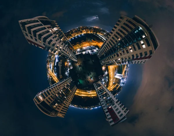 Casas Nocturnas en Riga ciudad 360 VR Drone foto para Realidad Virtual, Panorama — Foto de Stock