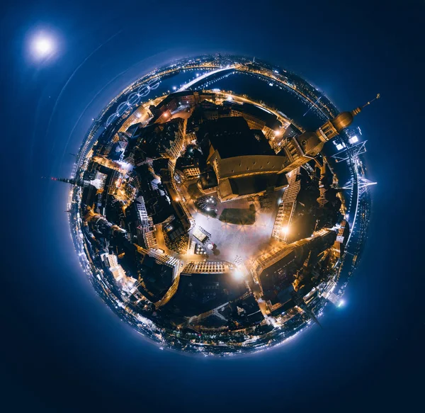 Oude Riga nacht planeet. Brug wegen in Riga stad 360 Vr Drone foto voor virtuele werkelijkheid — Stockfoto