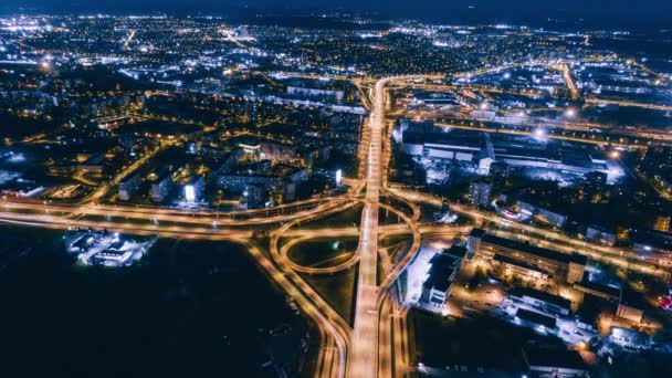 Timelapse City Bridge Viaduto Noite Riga Drone, carros de tráfego rodoviário, Drone tiro, cidade em movimento — Vídeo de Stock
