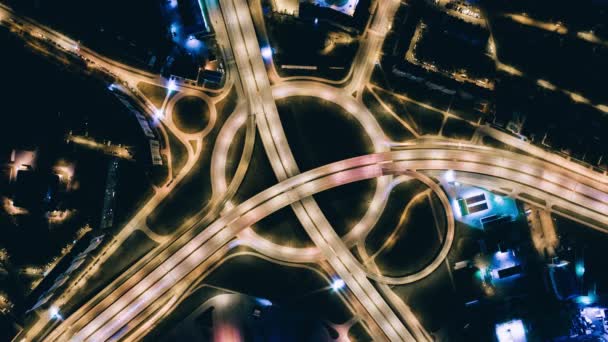 Timelapse stad brug Viaduct nacht Riga Drone, auto's wegverkeer, Drone schot, stad in beweging — Stockvideo