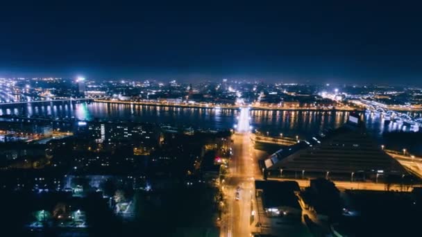 Natt Drone moln Hypperlapse i Riga city, staden Timelapse, flervåningshus, långsam flygning, levande hus, Dugava floden, Lettland — Stockvideo
