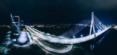 Küre gezegen gece Riga City, köprü, Letonya 360 Vr dron resim için sanal gerçeklik, Panorama Evleri