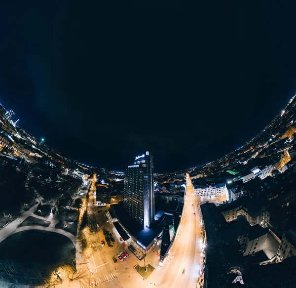 Sféře planeta noc domů v Rize, Hotel, Lotyšsko 360 Vr Drone obrázek pro virtuální realitu, Panorama — Stock fotografie