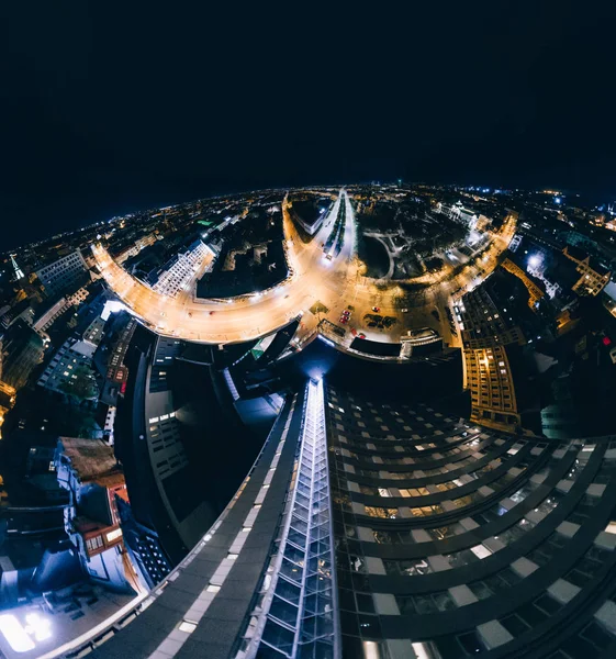 Ночные дома Сфера Планеты в Риге, отель, Латвия 360 VR Беспилотник для виртуальной реальности, Панорама — стоковое фото