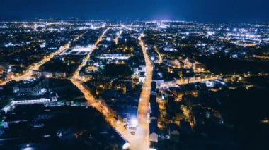 Gece dron Hypperlapse Riga şehir, kasaba Timelapse, blok daireler, Brivibas ve Boulevard street, yaşam evleri,, Letonya