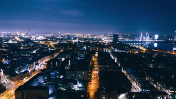 Noche Drone Hypperlapse en la ciudad de Riga, ciudad Timelapse, bloque de pisos, vuelo lento, casas vivientes, bienes raíces, latvia — Vídeo de stock