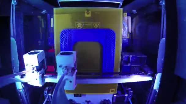 ABS plastik kullanarak 3d yazdırma Timelapse mavi led tasarım, baskı imalat, cnc makine, modeli üreten, ev teknolojisi — Stok video