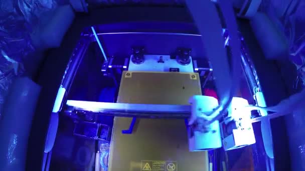 Timelapse de impresión 3D con plástico ABS, diseño led azul, fabricación de impresión, máquina CNC, producción de modelos, tecnología para el hogar — Vídeo de stock