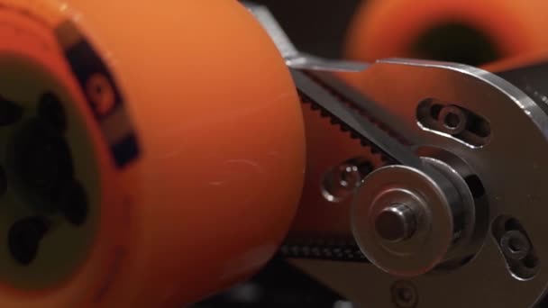 Longboard electric motor wheel and gears assembling, carbon board, extreme technology — Stock Video