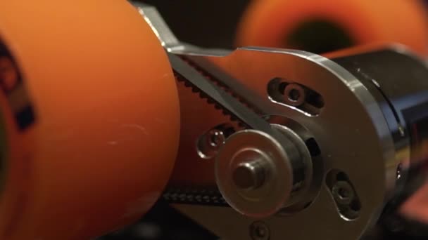 Longboard electric motor wheel and gears assembling, carbon board, extreme technology — Stock Video