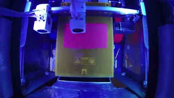 Impressão 3D Timelapse usando plástico ABS, design led azul, fabricação de impressão, máquina cnc, produção de modelos, tecnologia doméstica — Vídeo de Stock