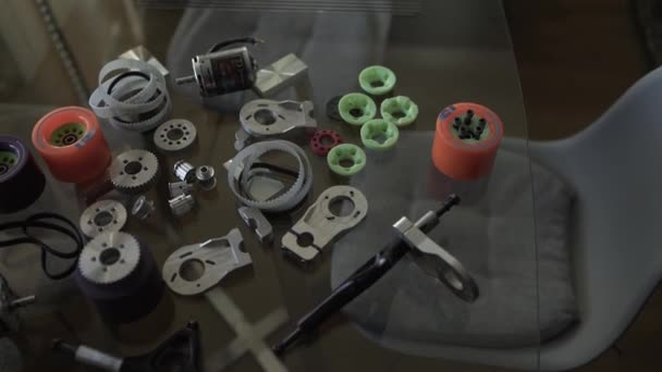 Longboard onderdelen - motor wiel en gears voor montage, koolstof board, extreme technologie — Stockvideo
