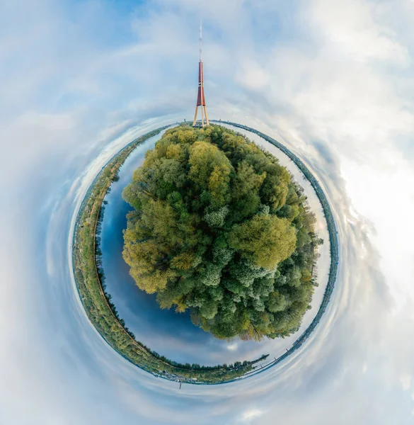 TV-toren bol planeet. Brug en huizen in de stad Riga, Letland 360 Vr Drone foto voor Virtual reality, Panorama — Stockfoto