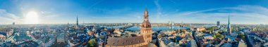 Riga şehir Dome Kilisesi eski kasaba anıt dron 360 vr görünümü