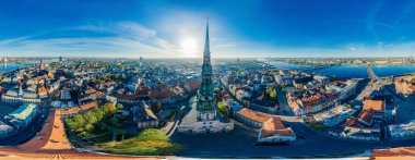 Old City Riga büyük Peter chirch anıt dron 360 vr görünümü