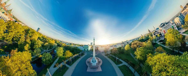 Ciudad de Riga Ciudad Vieja Monumento Milda drone 360 vr view — Foto de Stock