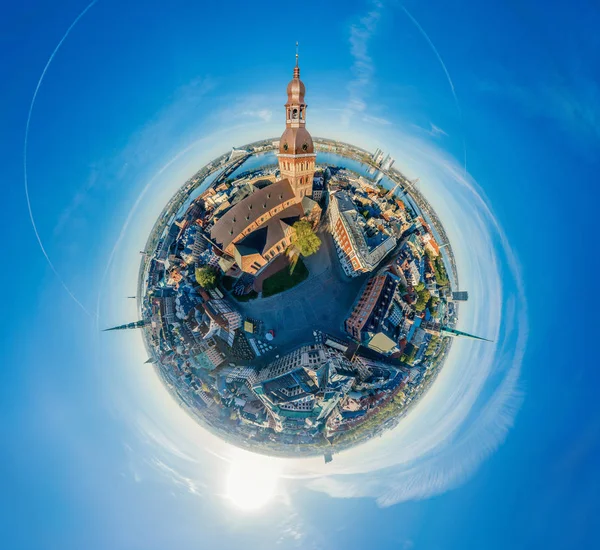 Ciudad de Riga Iglesia cúpula Ciudad Vieja Monumento drone 360 vr view — Foto de Stock