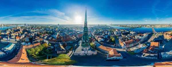 Gamla staden Riga Big Peter dem Monument 360 vr drönarvy — Stockfoto