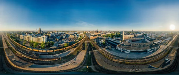 Stadt Riga Bahn Straßen und Züge Drohne Sphäre 360 vr Ansicht — Stockfoto