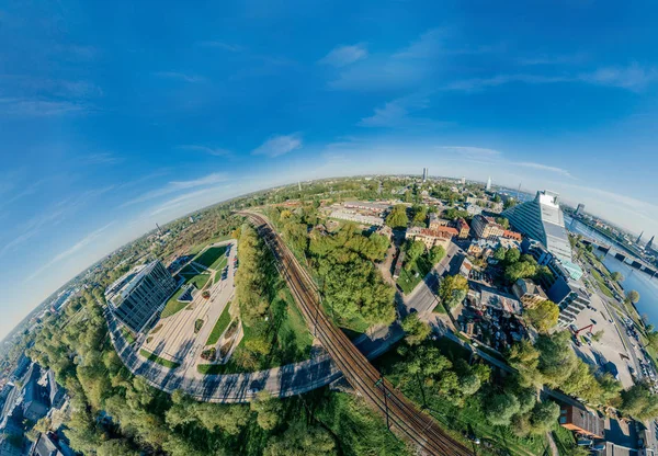 Cidade Riga Estradas ferroviárias e trens esfera drone 360 vr vista — Fotografia de Stock