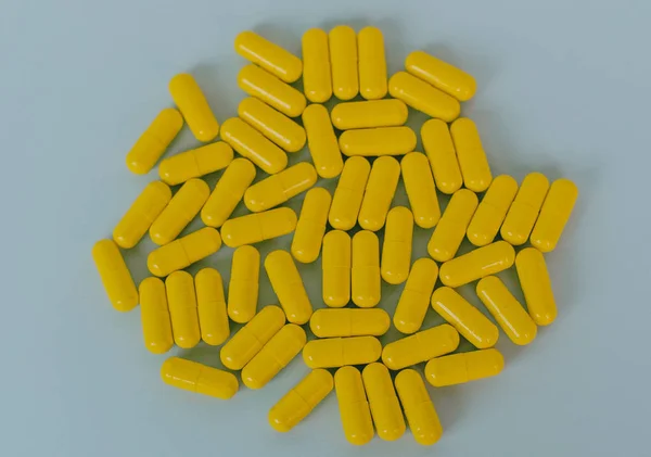 黄色タブレット薬錠剤カプセル — ストック写真
