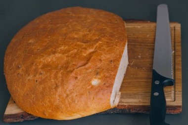 Beyaz ekmek ve bıçağı masanın üzerine