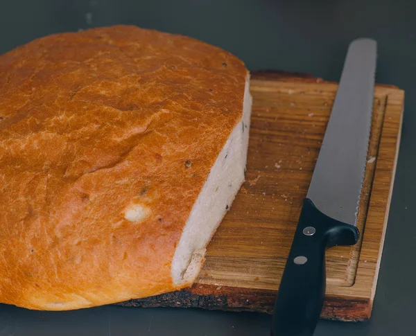 Wit brood en mes op tafel — Stockfoto