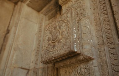 Agkor Wat tapınağının duvarlarında Kamboçya duvarları ve mağara resimleri var.