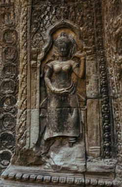 Agkor Wat tapınağının duvarlarında Kamboçya duvarları ve mağara resimleri var.
