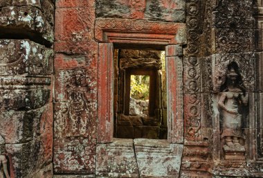 Agkor Wat tapınağının duvarlarında Kamboçya duvarları ve mağara resimleri var.