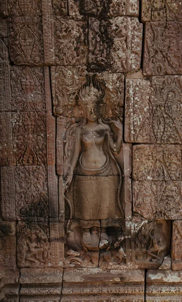 Камбоджийские фрески и наскальные рисунки на стенах храма Агкор Ват — стоковое фото