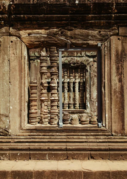 Murais conscientes cambojanos e pinturas rupestres nas paredes do templo de Agkor Wat — Fotografia de Stock