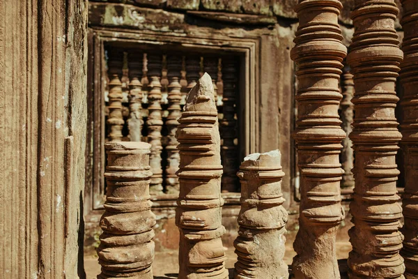 Peintures murales à l'acide cambodgien et peintures rupestres sur les murs du temple Agkor Wat — Photo
