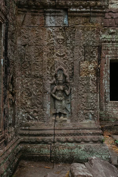 Murais cientes e pinturas rupestres nas paredes do templo de Agkor Wat — Fotografia de Stock